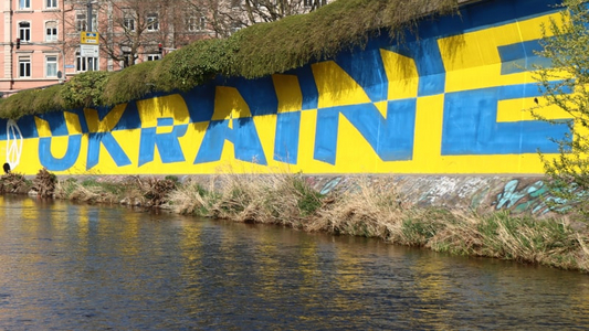 Zum Themenspecial Photo einer Brücke in Freiburg mit der blau-gelben Aufschrift "UKRAINE"