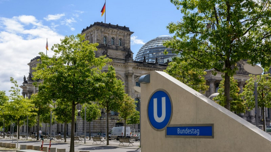 Zum Themen-Special Photo: U-Bahn Haltestelle "Bundestag" an einem sonnigen Tag.