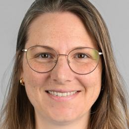 Photo: Maike Peters ist Mitarbeiterin der Serviceeinrichtungen und mitzuständig für die Vergabe am German Institute of Development and Sustainability (IDOS).