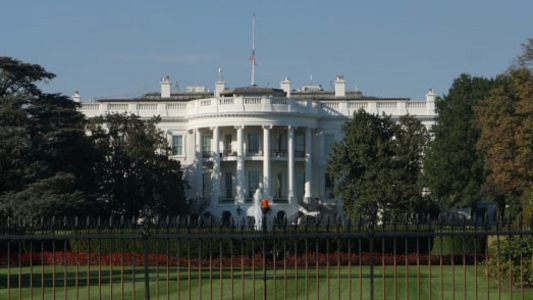 Photo: Image of the White House in Washington, seat of the US president. The 2024 presidential election between Donald Trump and Kamala Harris in the United States is scheduled for November 5, 2024. YOONHEECHO auf Pixabay,  Link https://pixabay.com/de/photos/washington-whitehouse-pr%C3%A4sident-usa-4356440/