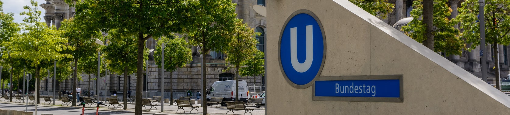 U-Bahnhaltestelle "Bundestag" vor dem Bundestagsgebäude