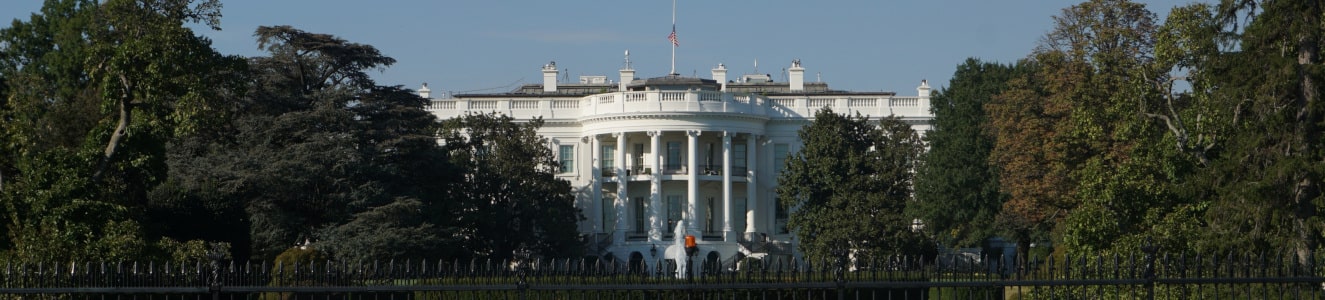 Photo: Bild des Weißen Hauses in Washington, Sitz des US-Präsidenten. Die Präsidentschaftswahl zwischen Donald Trump und Kamala Harris in den Vereinigten Staaten 2024 ist für den 5. November 2024 geplant. Bild von YOONHEECHO auf Pixabay,  Link https://pixabay.com/de/photos/washington-whitehouse-pr%C3%A4sident-usa-4356440/